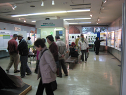 In special exhibitions, visitors can learn knowledge through posters on each theme.(Orchid Exhibition in 2008)
