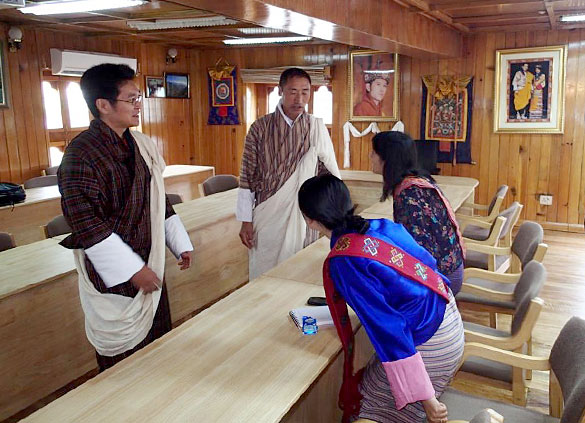 ブータンの民族衣装を着てのプレゼン（一番左）